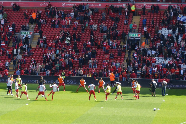 马刺半场19罚16中，湖人8罚5中&除东契奇外无人获得罚球（半场罚球对比：马刺19罚16中，湖人8罚5中；除东契奇外无人获罚球机会）