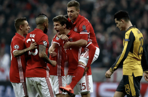 米利亚倒地后被布坎南用球近距离轰了一脚，骂布坎南后遭直红（米利亚倒地遭布坎南近距离砸球，口出恶言后直接染红）