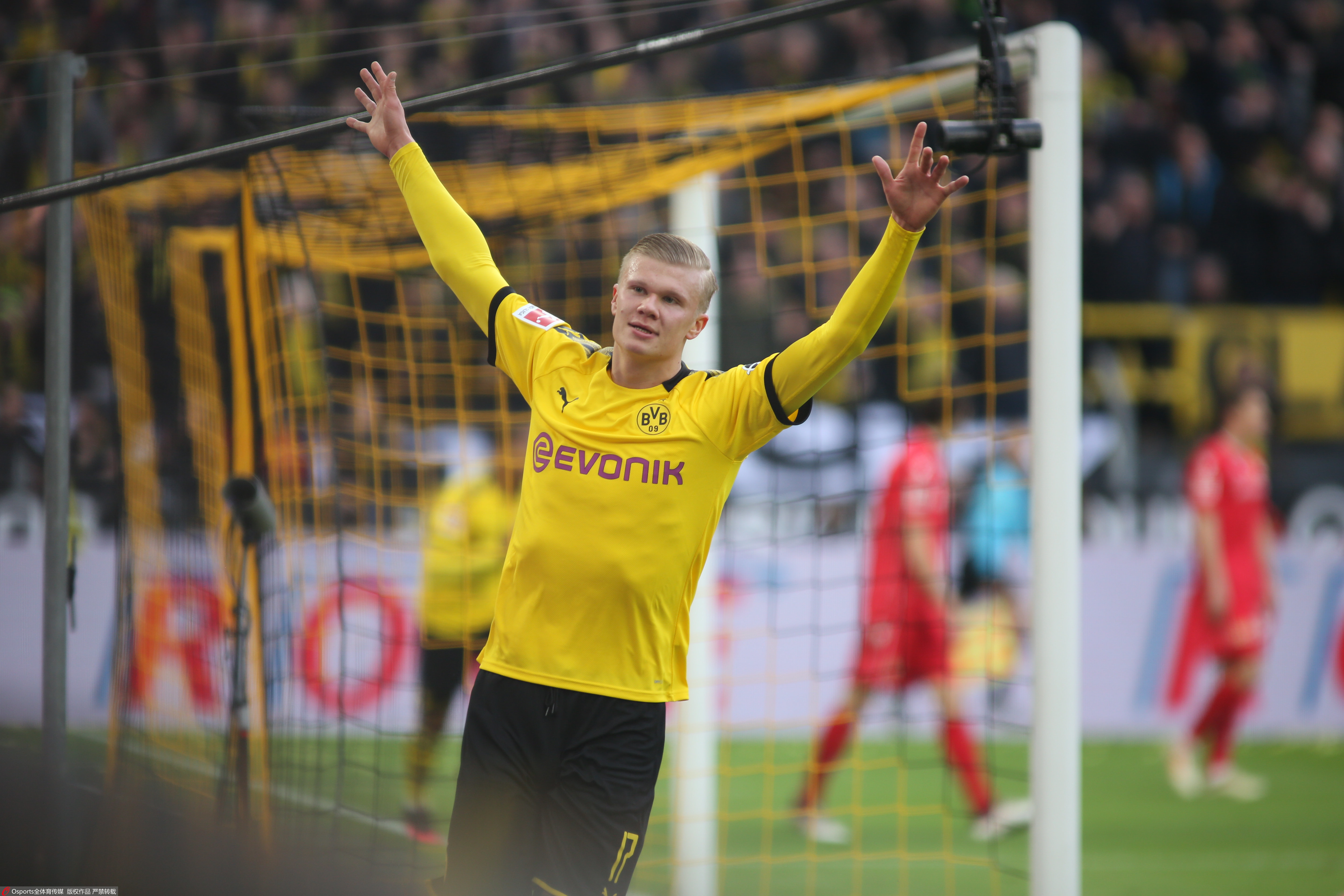 TA：利马传球出色&充满侵略性，他的回归可以丰富曼联打法（TA：传球精妙且侵略性十足的利马回归，有望为曼联战术增添多样性）