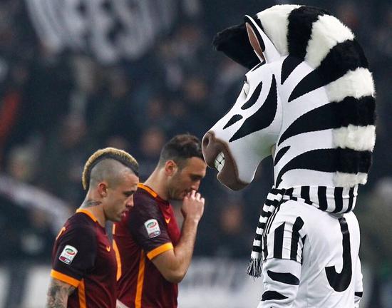 利物浦内讧曝光！斯洛特不愿卖迪亚斯，总监休斯却执意推动转会（利物浦矛盾浮出水面：斯洛特拒售迪亚斯，休斯力推转会）