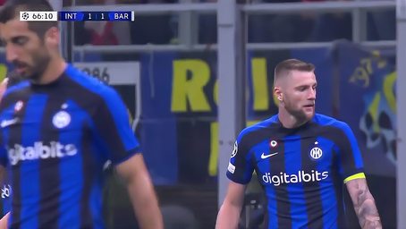 记者晒视频：钟义浩现场观看海牛比赛，海牛进球后他兴奋鼓掌（记者发视频：钟义浩现身观战海牛，球队破门他激动鼓掌）