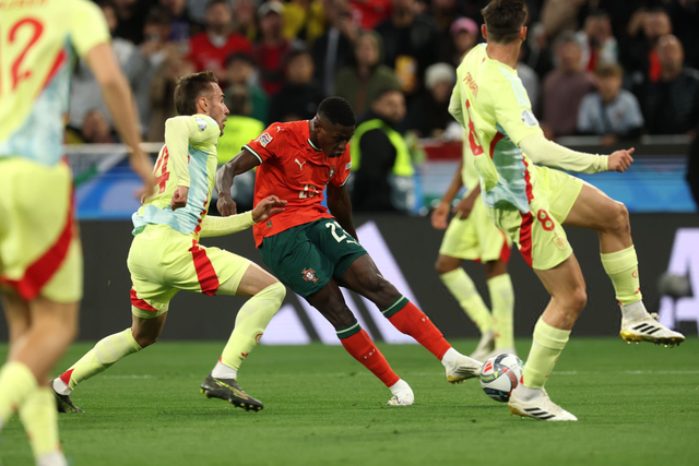 大连人队球迷热情依旧（大连人队拥趸热情不减）