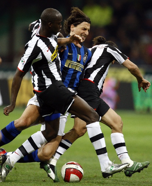 他一拿球就让人放心（球到他脚下，心就稳了）