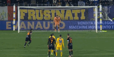 两条重大线索表明卡洛斯·巴莱巴即将加盟曼联。（两大迹象显示卡洛斯·巴莱巴接近加盟曼联）