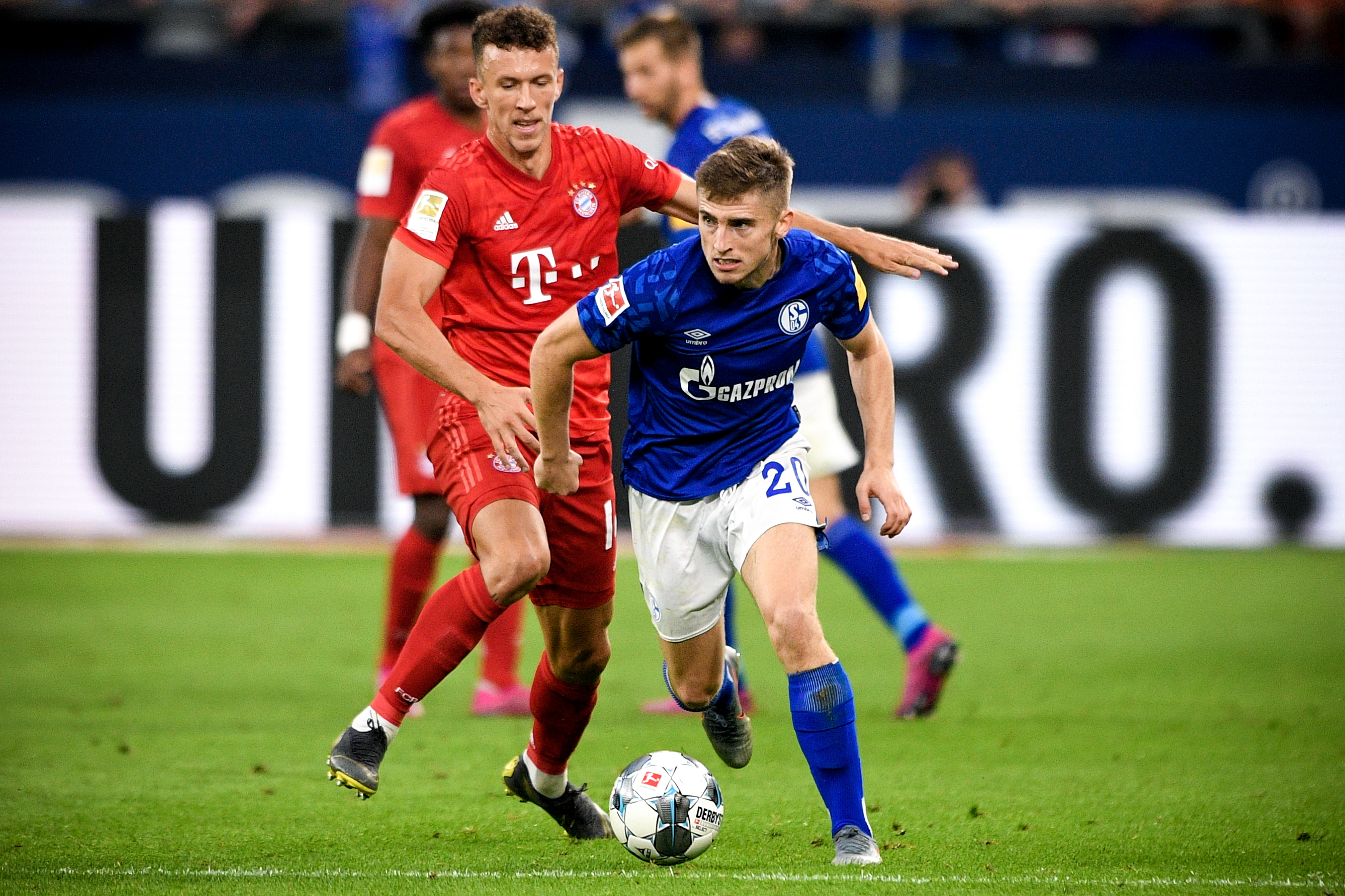 中超第30轮跑动距离榜：钟晋宝13356米居首，周定洋第二（中超第30轮跑动距离排名：钟晋宝以13356米登顶，周定洋位列第二）