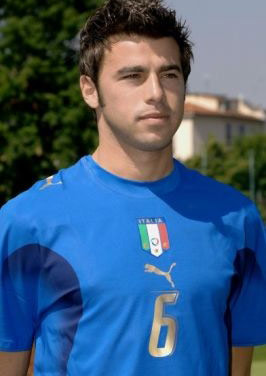 随海港夺冠，亚历斯祖成为首位夺得中超冠军的中国香港球员（海港夺冠，亚历斯祖成中超史上首位中国香港籍冠军球员）