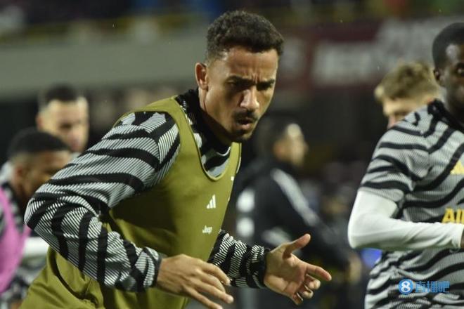 托尼：前锋不应在无意义的跑动上浪费精力，而是更专注于进球（托尼：前锋要减少无效跑动，把精力用在破门得分上）